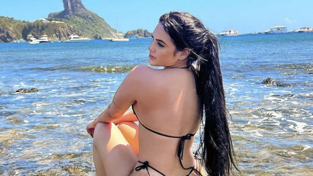 Emily Garcia Ostenta Bumbum Perfeito Em Noronha