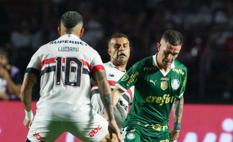 São Paulo e Palmeiras empatam em jogo polêmico no Paulistão