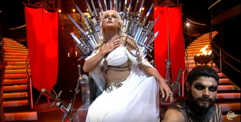 video:-xuxa-vira-a-protagonista-de-game-of-thrones-e-danca-tema-central-da-serie-no-palco-do-dancing-brasil