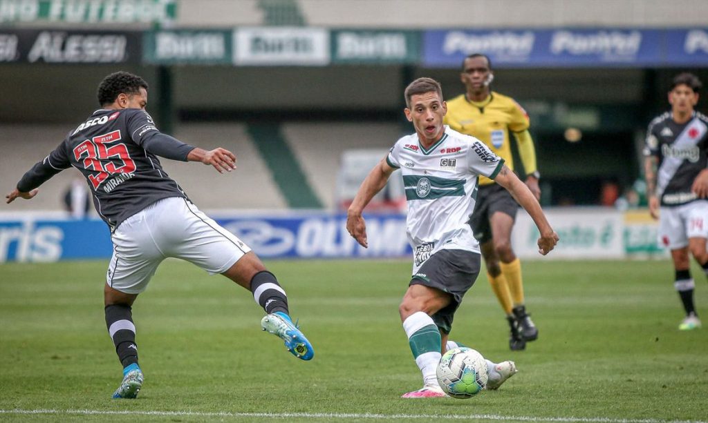 vasco-recebe-coritiba-em-busca-de-vitoria-para-se-afastar-do-z-4