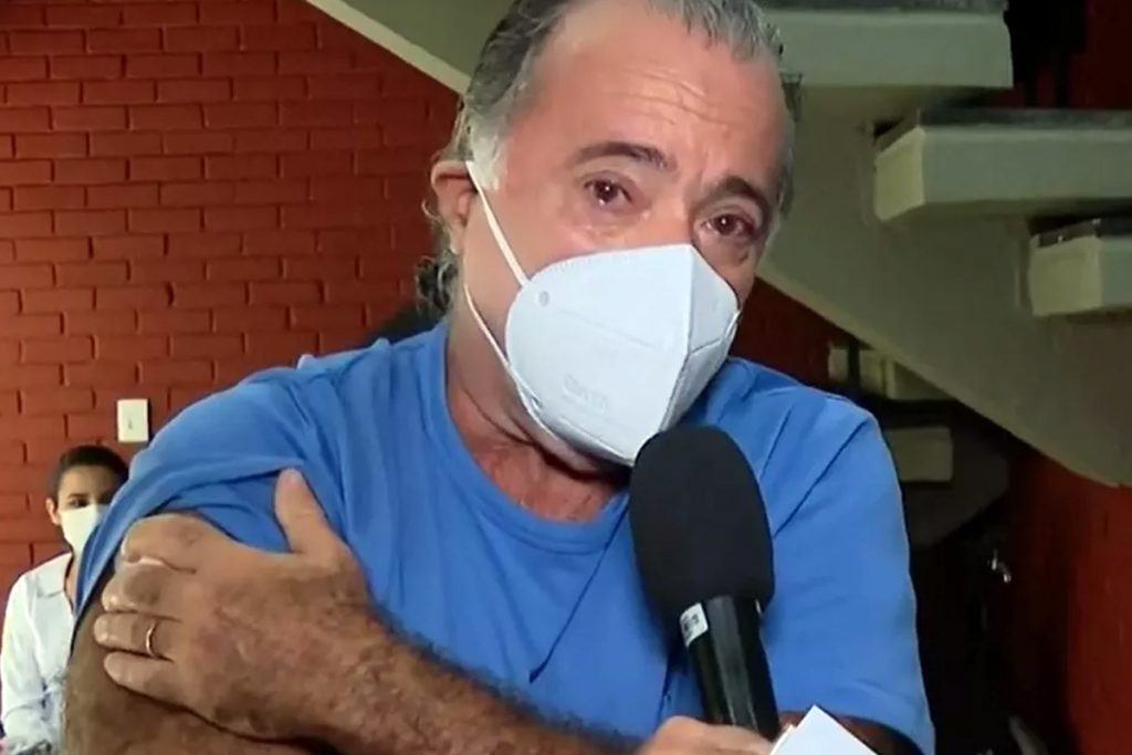 Tony Ramos se emocionou em entrevista após receber a vacina contra a covid (Foto: Reprodução GloboNews)