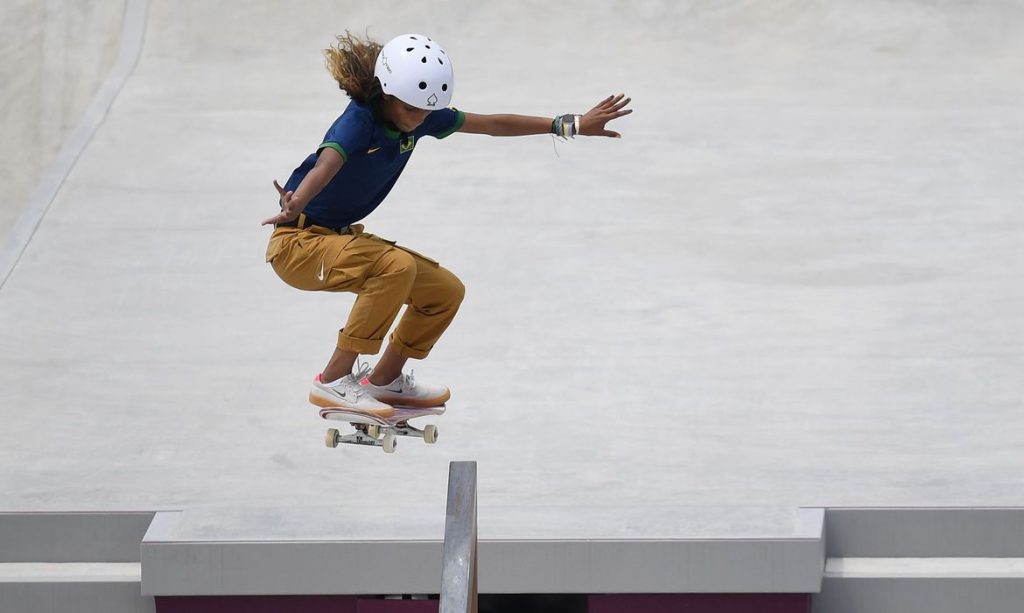 jogos:-brasil-fatura-2a-prata-no-skate-e-vai-com-3-as-quartas-do-surfe