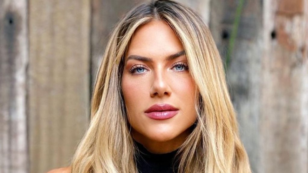 A atriz Giovanna Ewbank deixou seus seguidores babando com uma foto de biquini estampado com calça e bandana, publicada nesta quarta-feira (22) (Foto: Reprodução Instagram)