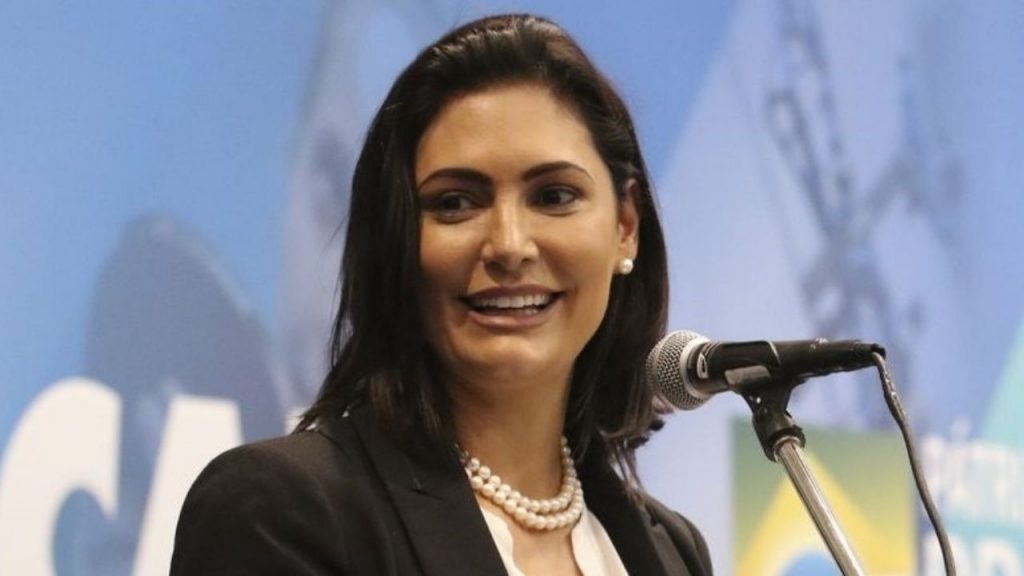 Colunista revela que primeira dama Michelle Bolsonaro usou avião da FAB para dar passeio coma família