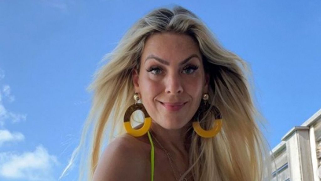 Renata Fan, 44 anos, encantou seguidores em foto de biquíni (Foto: Reprodução Instagram)