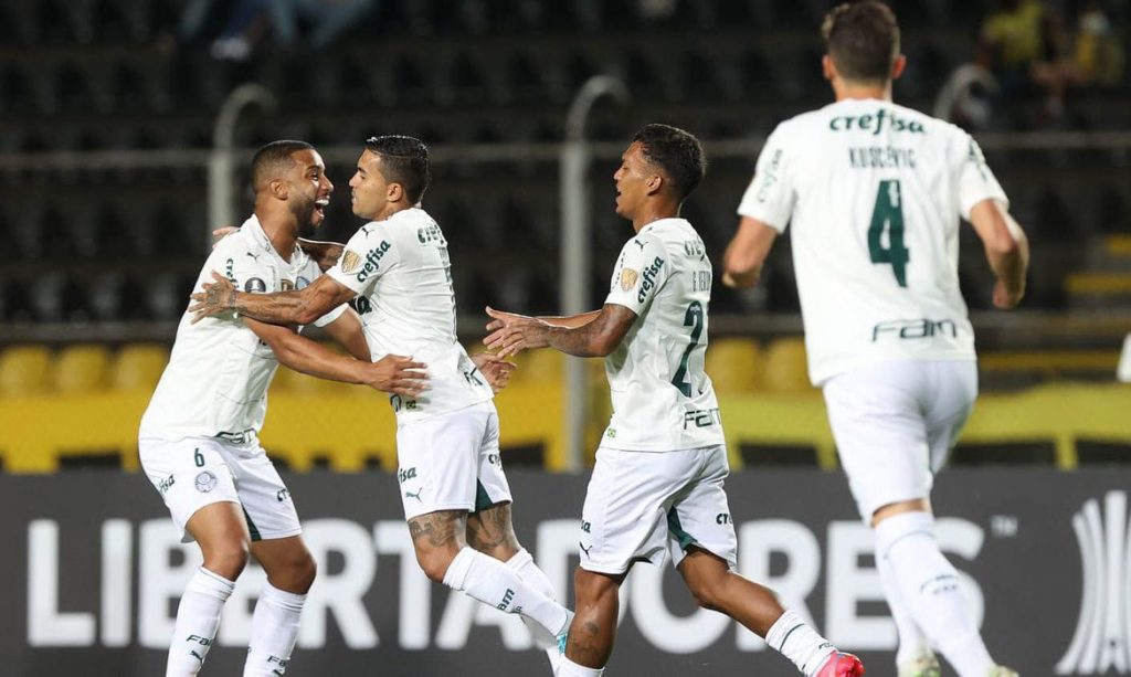 Palmeiras vence fácil por 4 a 0 na estreia