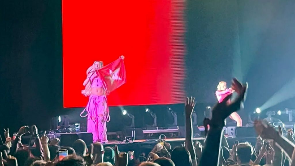 Pabllo Vittar levanta bandeira durante show na cidade de Barcelona (Reprodução/Twitter)