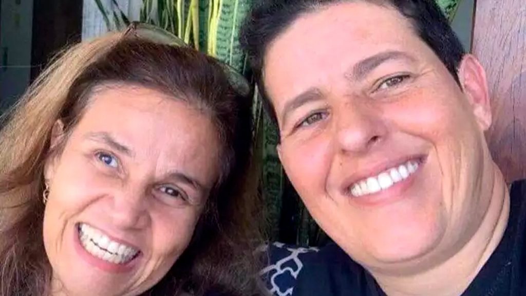 Claudia Rodrigues assume relacionamento com a ex-empresária Adriane Bonato (Reprodução)