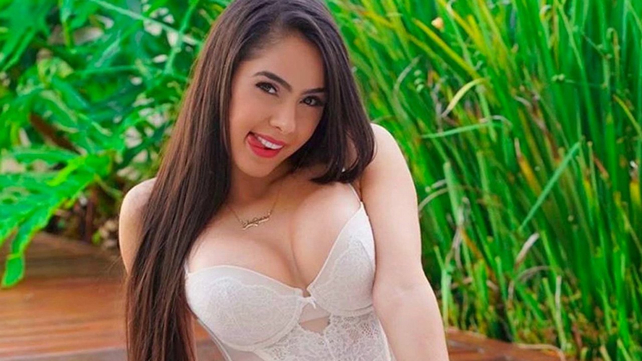 Juliana Bonde faz show com transpar ncia e lingerie cavada veja v deo