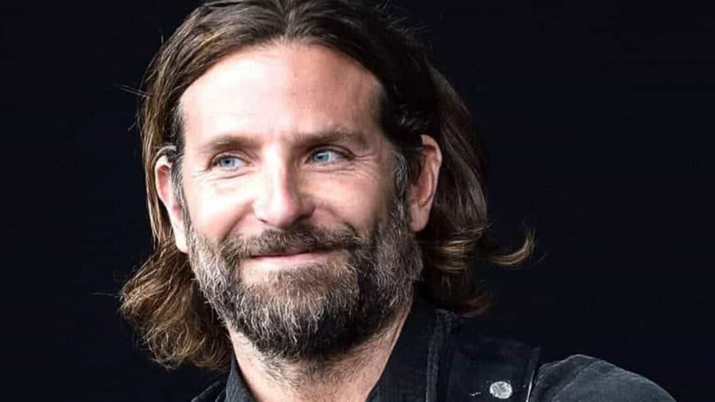 O ator Bradley Cooper está com um novo romance, segundo o site Page Six (Reprodução)