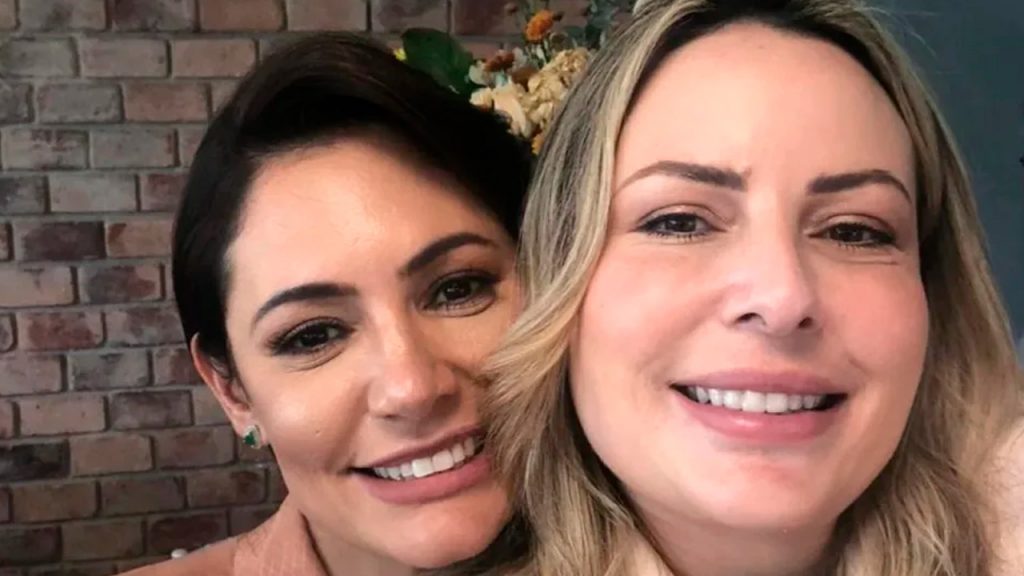 Michelle Bolsonaro faz foto com Juliana Lacerda, esposa de Guilherme de Pádua (Reprodução)