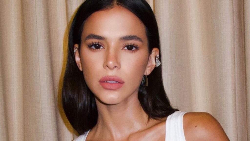 Bruna Marquezine arrasou em desfile internacional e ganhou elogios na web (Instagram)