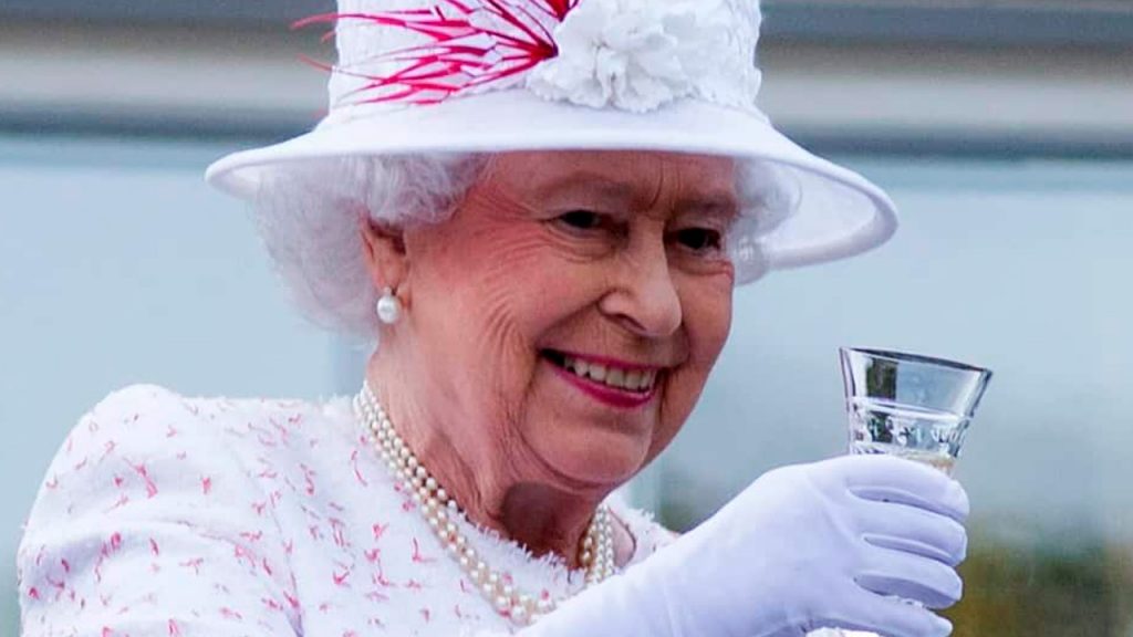 Rainha Elizabeth II bebeu diariamente seu dry martini até os 95 anos!