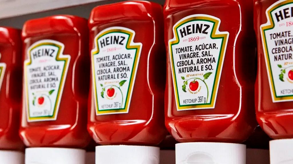 Heinz, tradicional marca de ketchup, irá mudar rótulos dos seus produtos após morte de Elizabeth II (Divulgação)