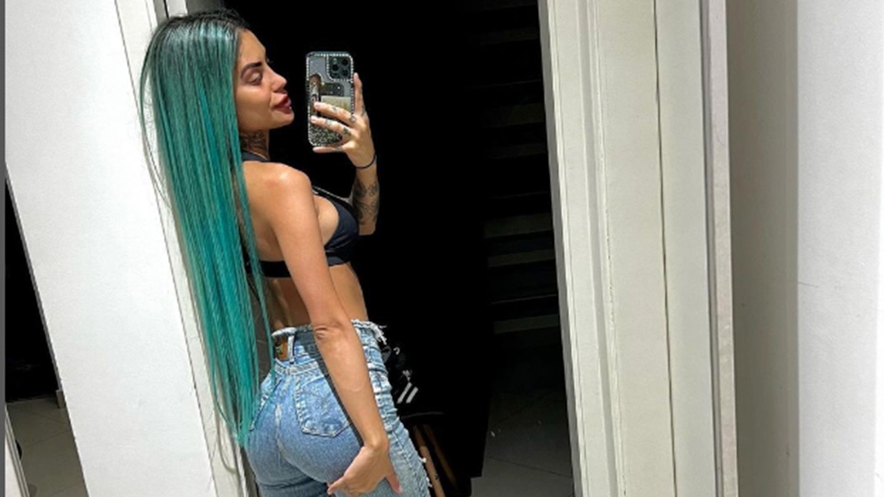 Tati Zaqui mostra bumbum na nuca quase rasgando calça jeans