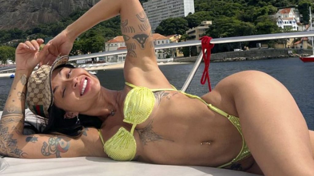 Aline Campos exibe beleza e boa forma em passeio de barco no Rio de Janeiro (Instagram)