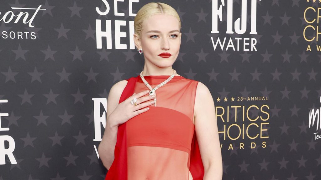 Julia Garner brilha no tapete vermelho do Critics Choice Awards 2023