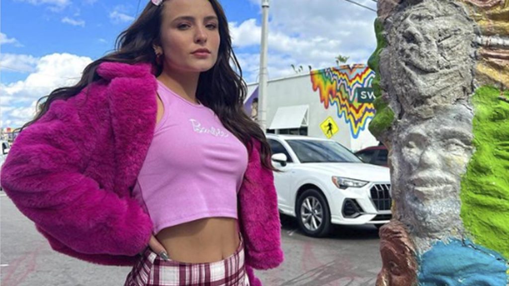 Larissa Manoela ostenta beleza e curvas em clique na cidade de Miami (Instagram)