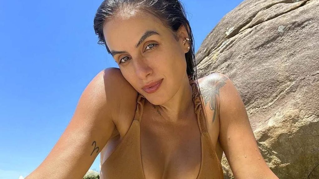 Carol Peixinho encantou seguidores em registro com biquíni nude