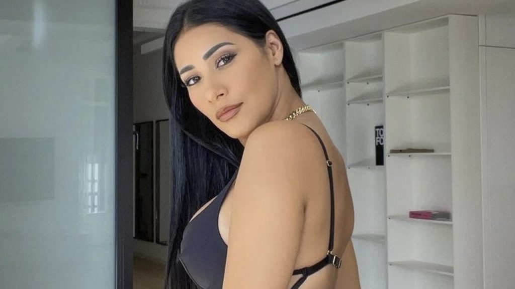 Simaria arrasa em post no Twitter com vestido em nude e preto (Instagram)