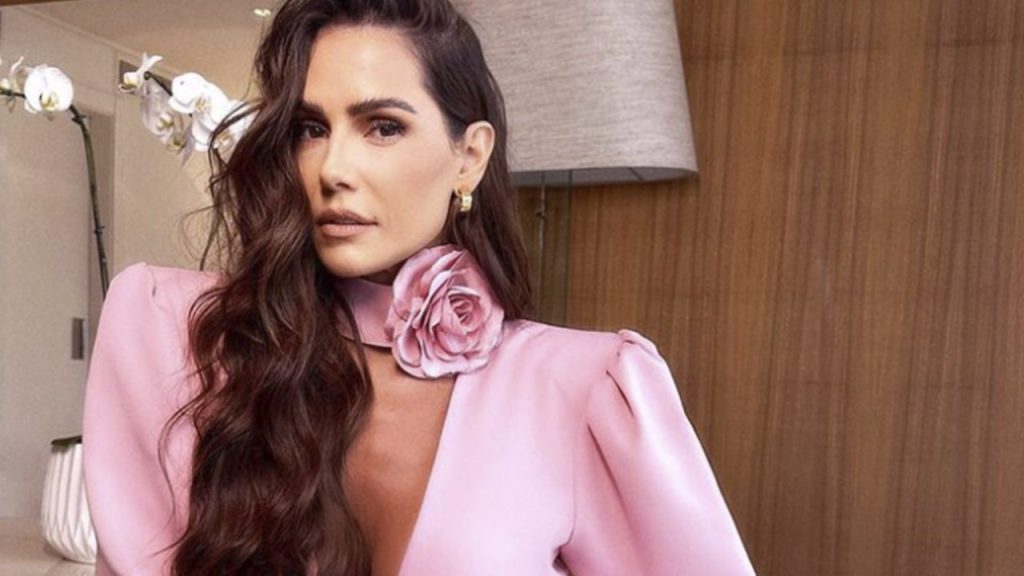 Deborah Secco arrasa corações em registro com vestido decotado nos stories (Instagram)