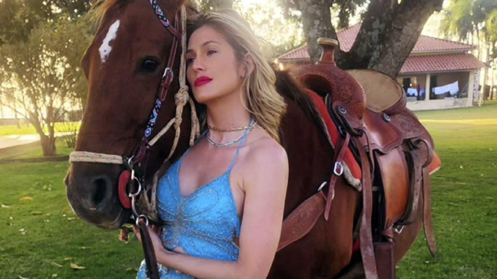 Lívia Andrade esbanja beleza em ensaio com cavalo (Instagram)