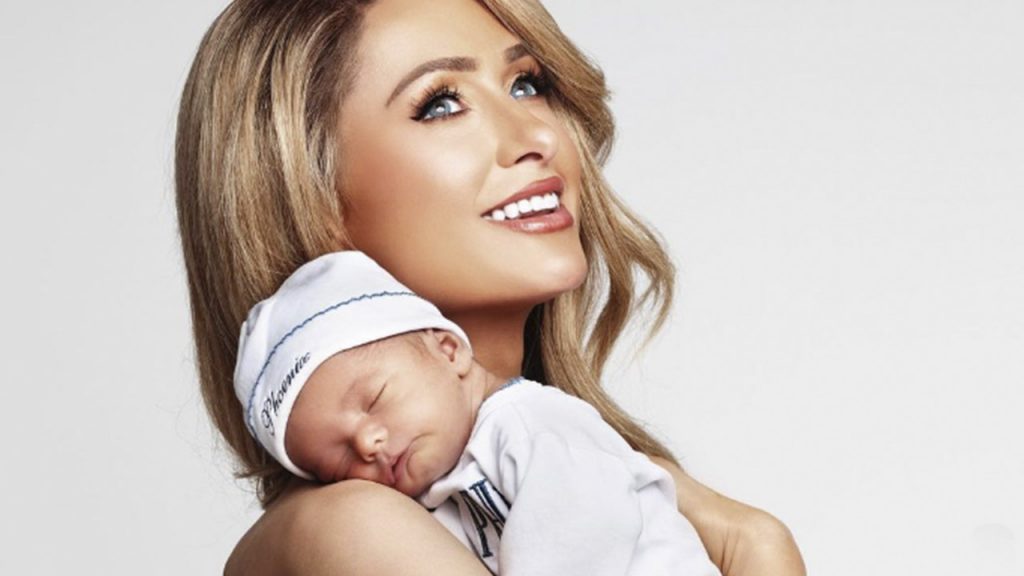 Paris Hilton posa com o filho Phoenix no seu primeiro dia das mães como mãe (Instagram)