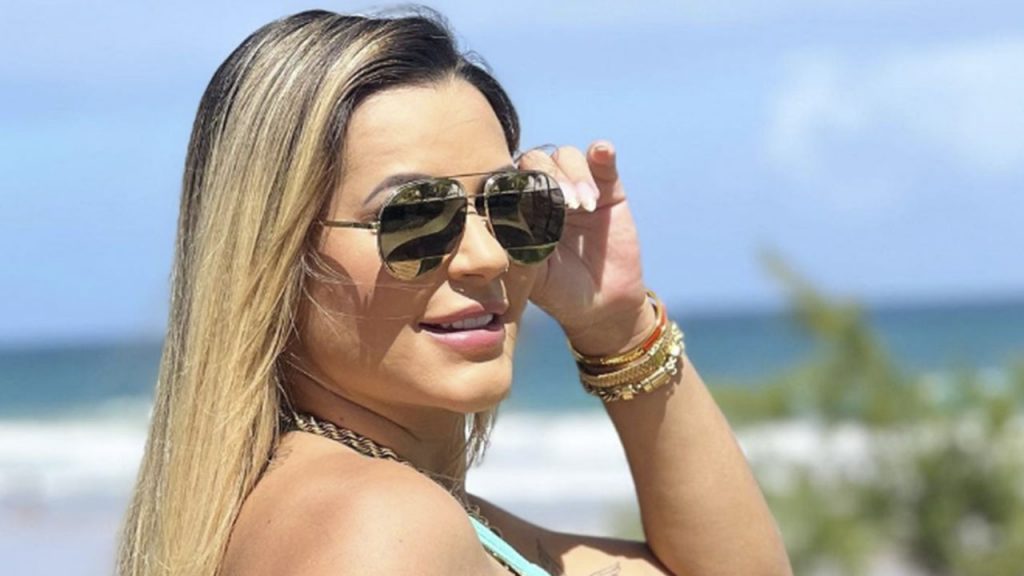 Deolane Bezerra compartilha clique na piscina e ganha elogios dos seguidores (Instagram)