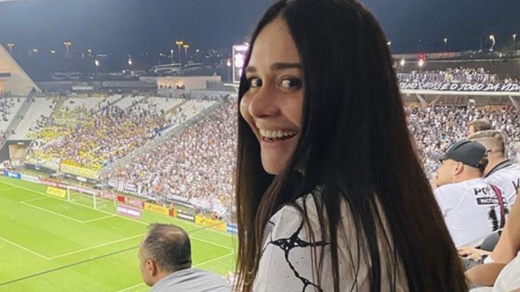 Aniversariante do dia, Alessandra Negrini recebe homenagem do Corinthians