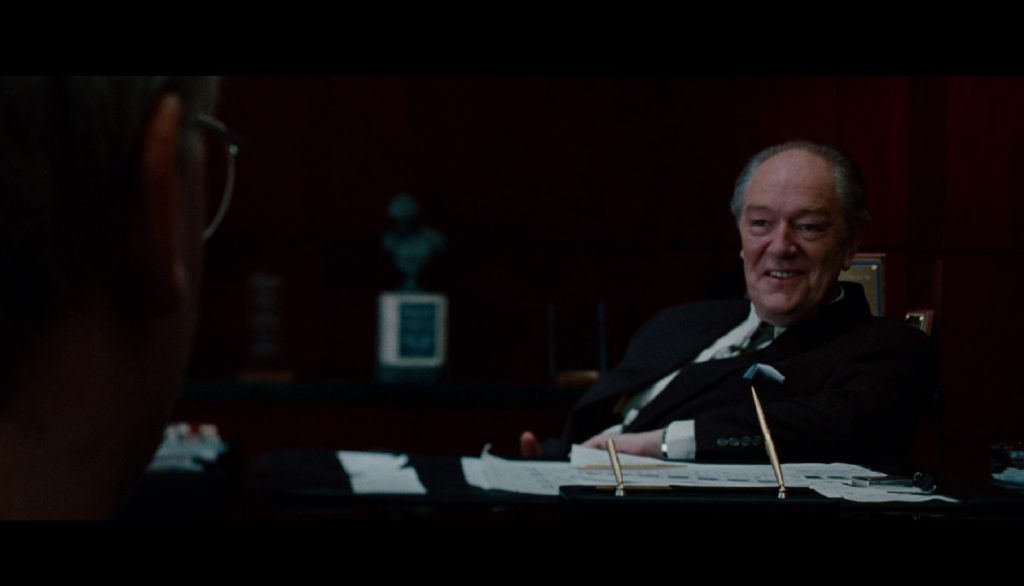 Michael Gambon vive um executivo da indústria tabagista no filme Insider (Foto: reprodução)