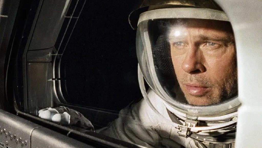 Em Ad Astra Brad Pitt faz uma interpretação emocionante de um astronauta solitário (Foto: Divulgação)