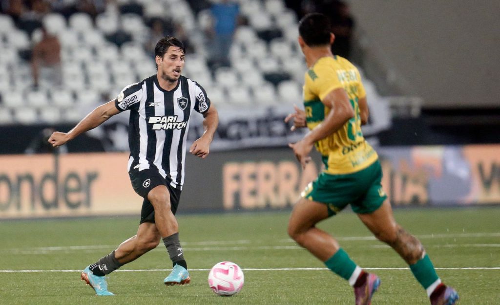 Botafogo em campo contra o Cuiabá no Brasileirão