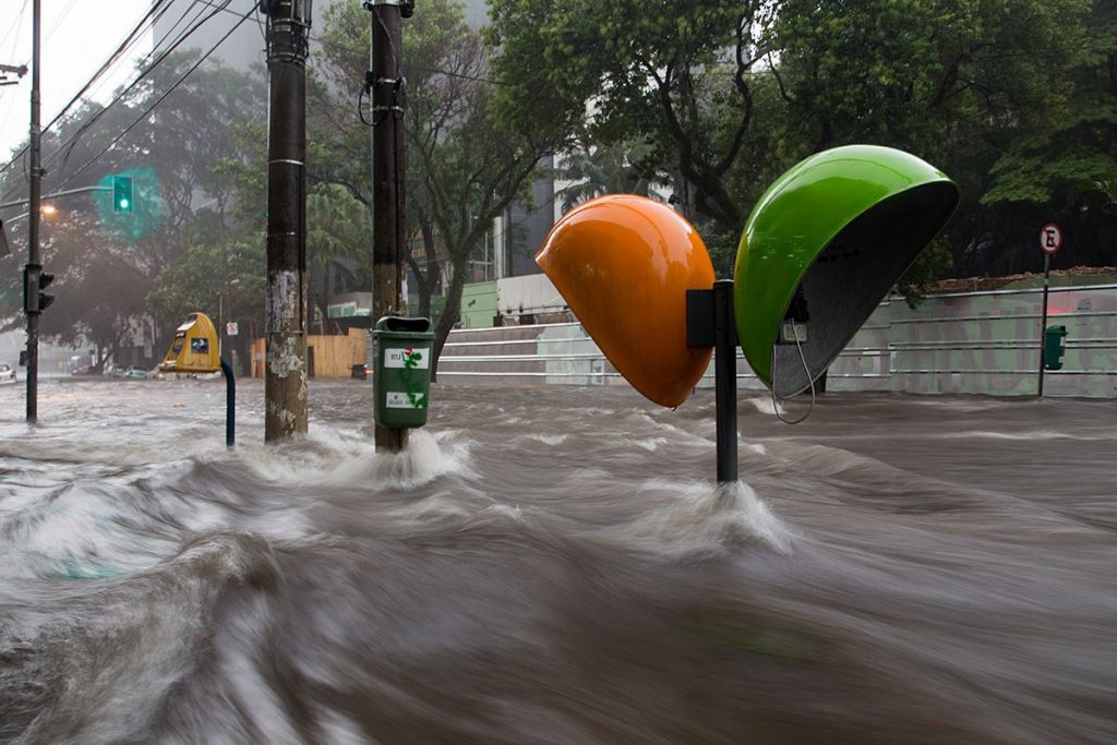 Cenas cada vez mais comum de eventos extremos causados pelo aquecimento global (F.Stankuns/IPEA)