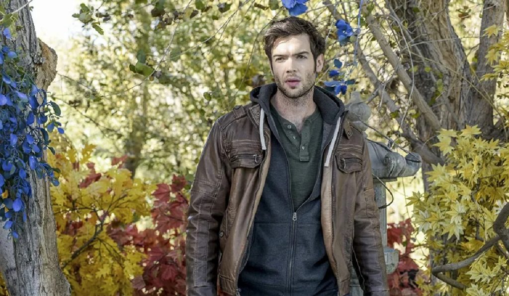 O jovem ator Ethan Peck em cena de 'A Maldição Da Bela Adormecida' (Foto: Divulgação)