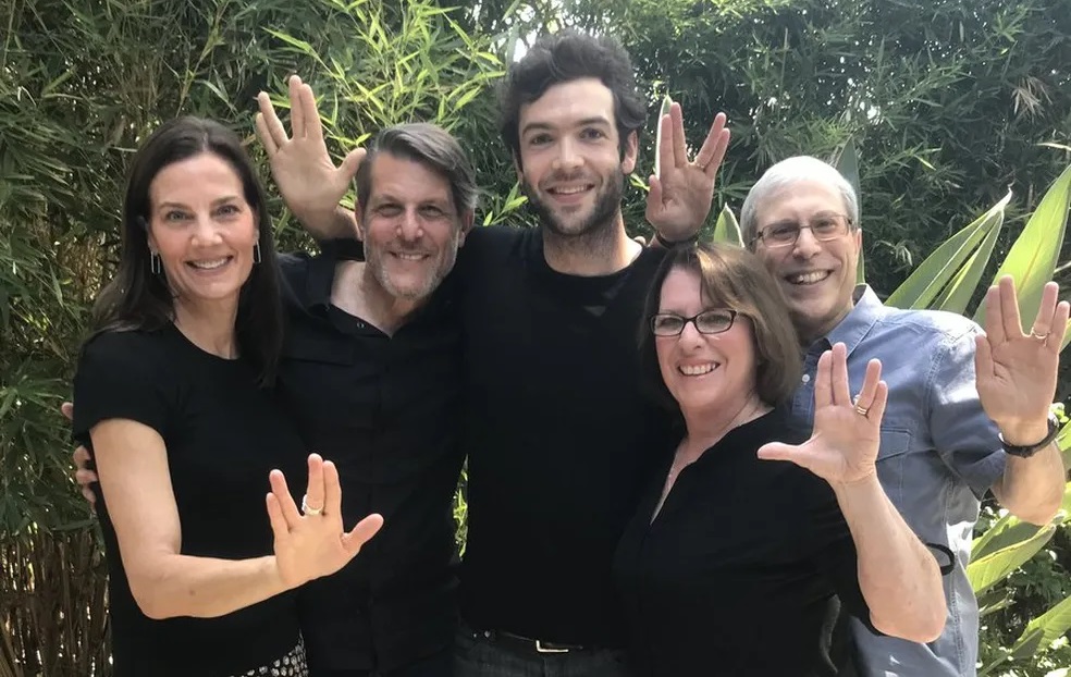 Ethan Peck com a família de Leonard Nimoy, o mais famoso Spock de todos os tempos (Foto: Twitter)