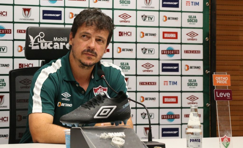 Fernando Diniz dando coletiva no Fluminense