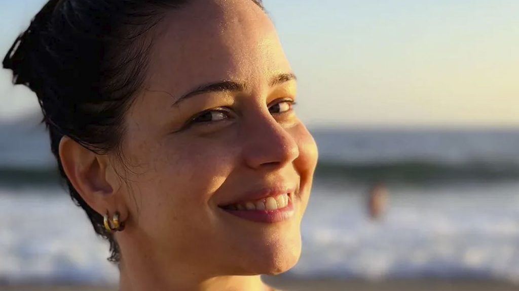 Leandra Leal encantou seus fãs com suas fotos em um dia de praia feliz