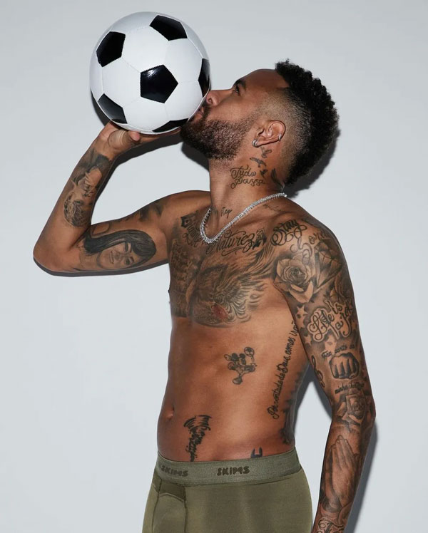 Neymar faz pose beijando sua companheira fiel 