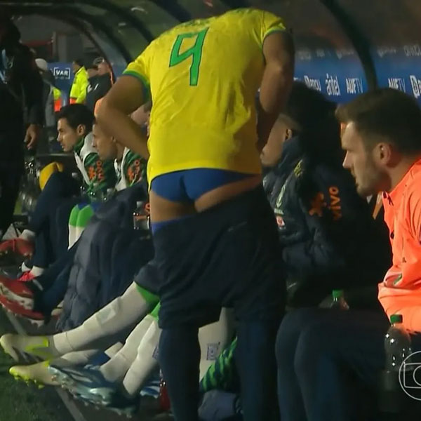 Richarlison paga cueca enquanto se preparava pro aquecimento