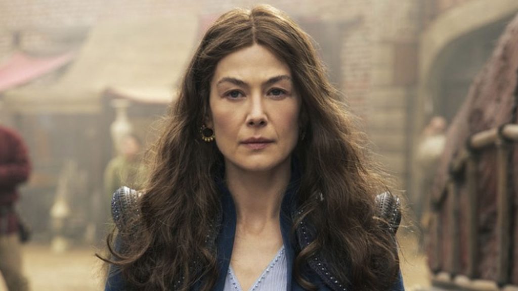 Rosamund Pike estrela "A Roda do Tempo", série disponível na Amazon Prime