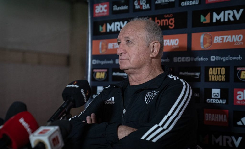 Felipão dando coletiva no Atlético-MG