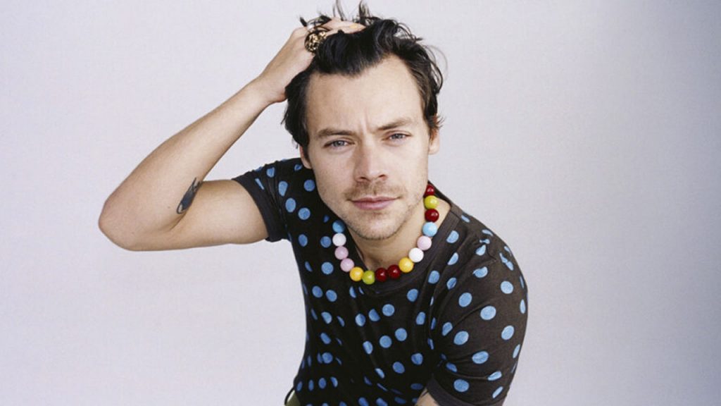 Harry Styles mostra novo visual em aparição com nova namorada em Las Vegas