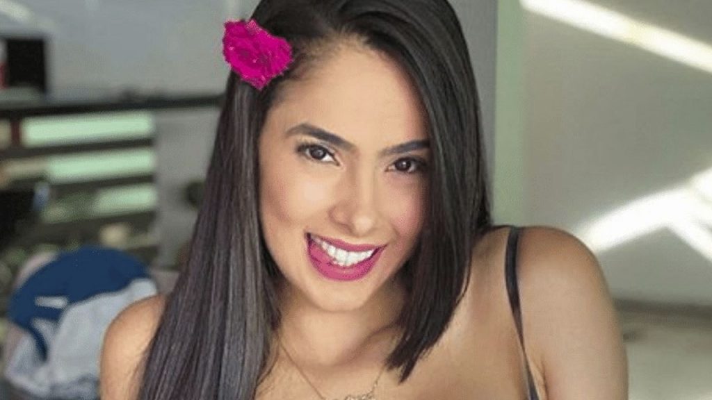 Juliana Bonde Surge Em Vídeo Com Lingerie Rosa E Eleva Clima