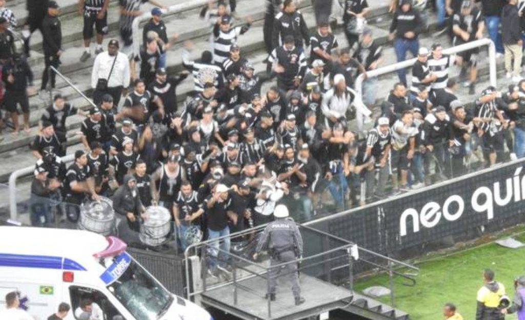 Torcida do Corinthians protestou depois da derrota