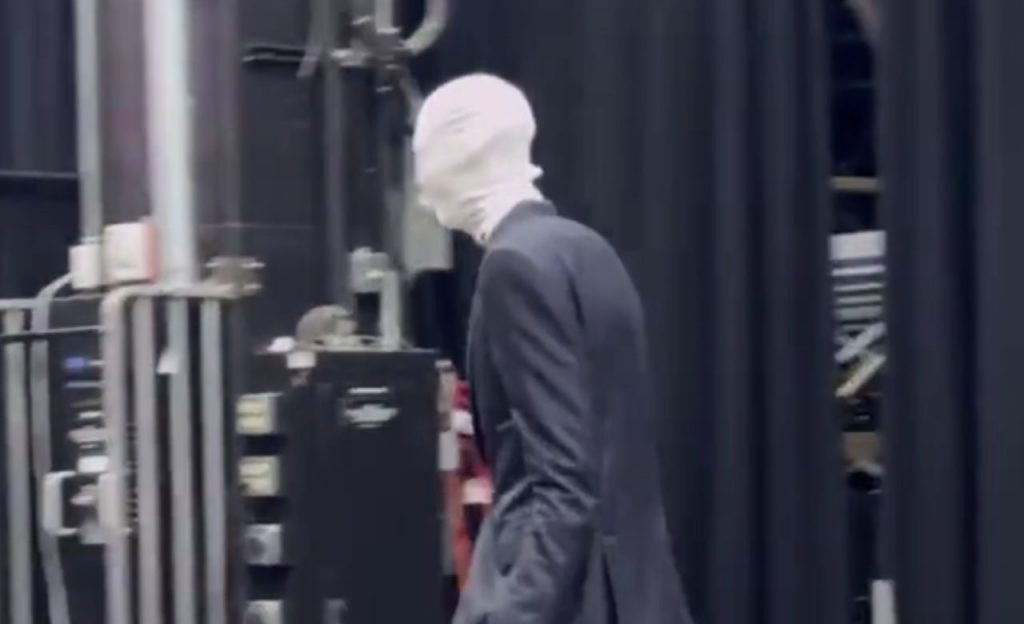 Wembanyama fantasiado de Slenderman