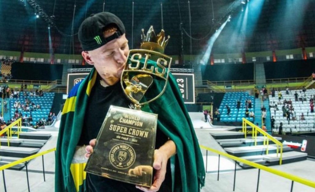 Giovanni Vianna com o troféu do Super Crown