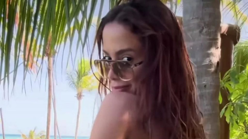 Anitta Dança Com Biquíni Fio Dental E Eleva A Temperatura 