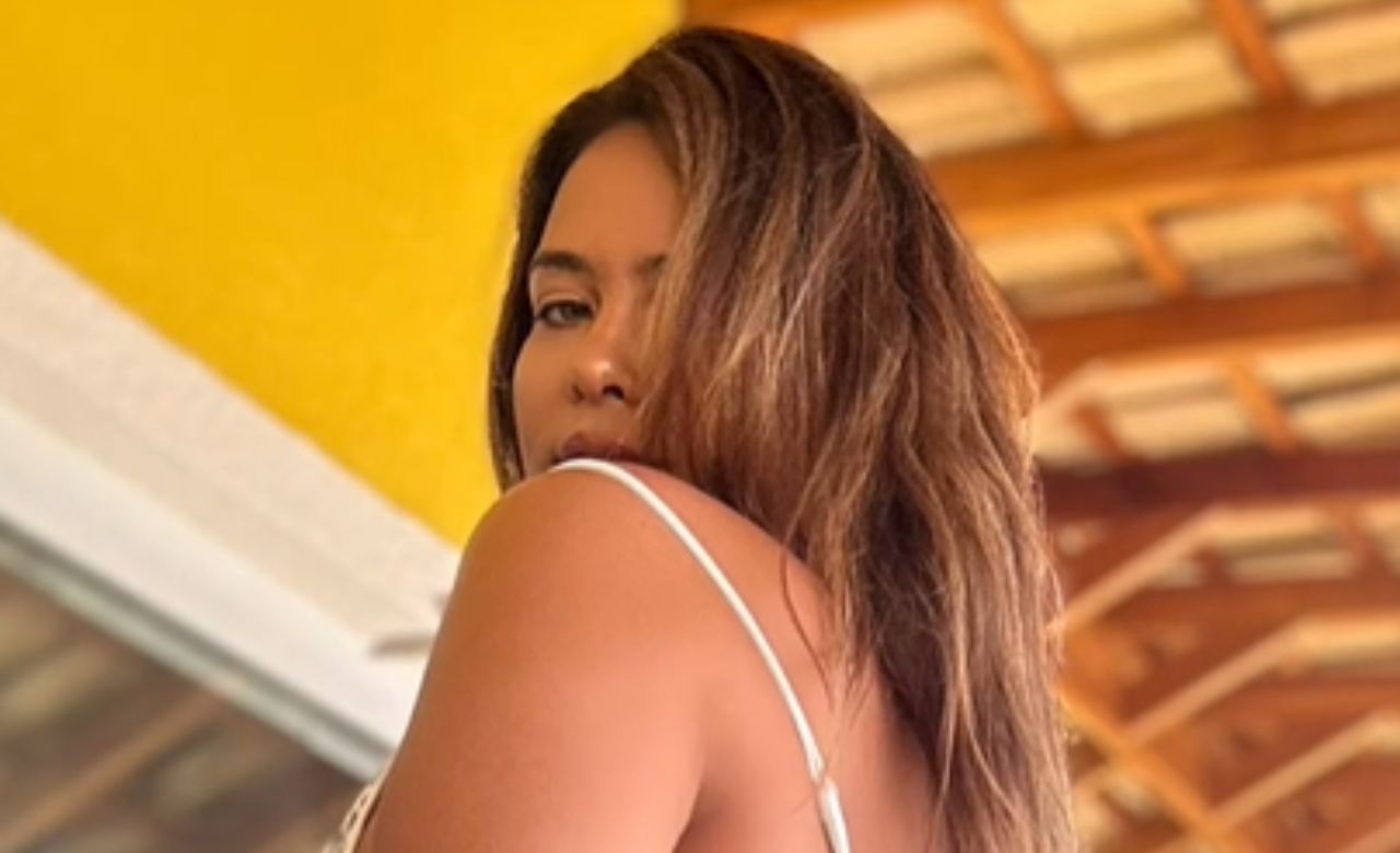 Geisy Arruda ousa de pijama e deixa parte do bumbum à mostra