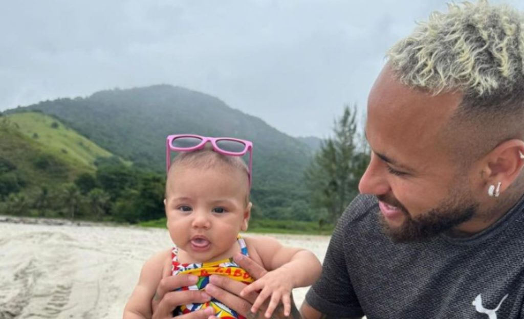 Neymar curtiu dia de praia com Mavie