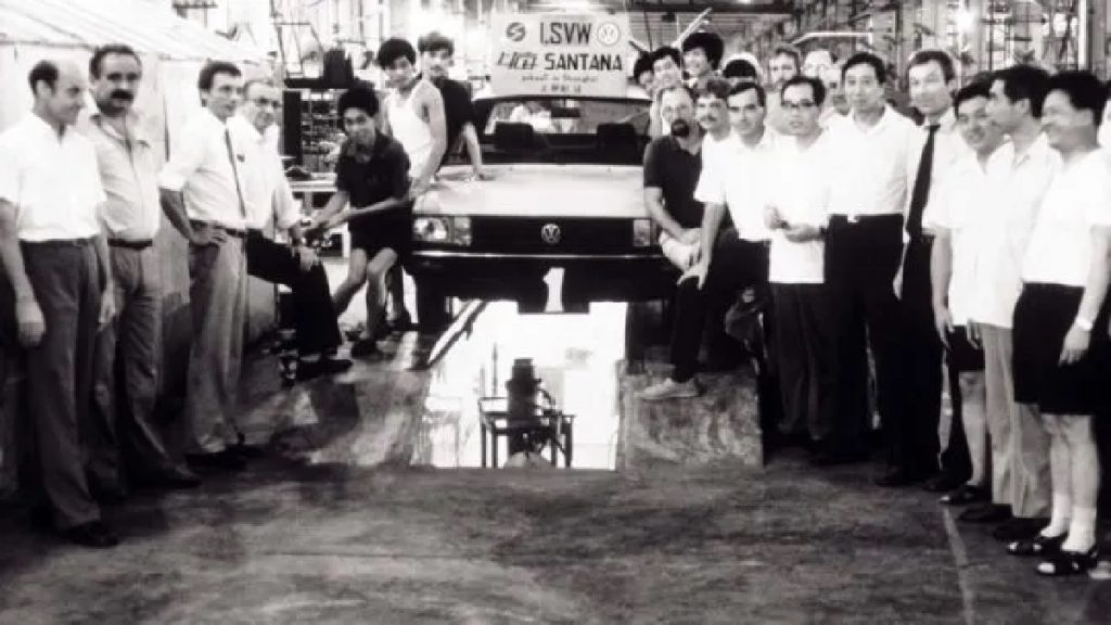 Comitiva de engenheiros brasileiros da VW na China na década de '80 (Foto: Reprodução/Acervo)